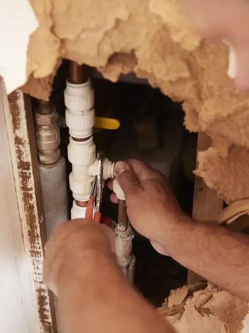réparation tuyau fuite encastré dans mur