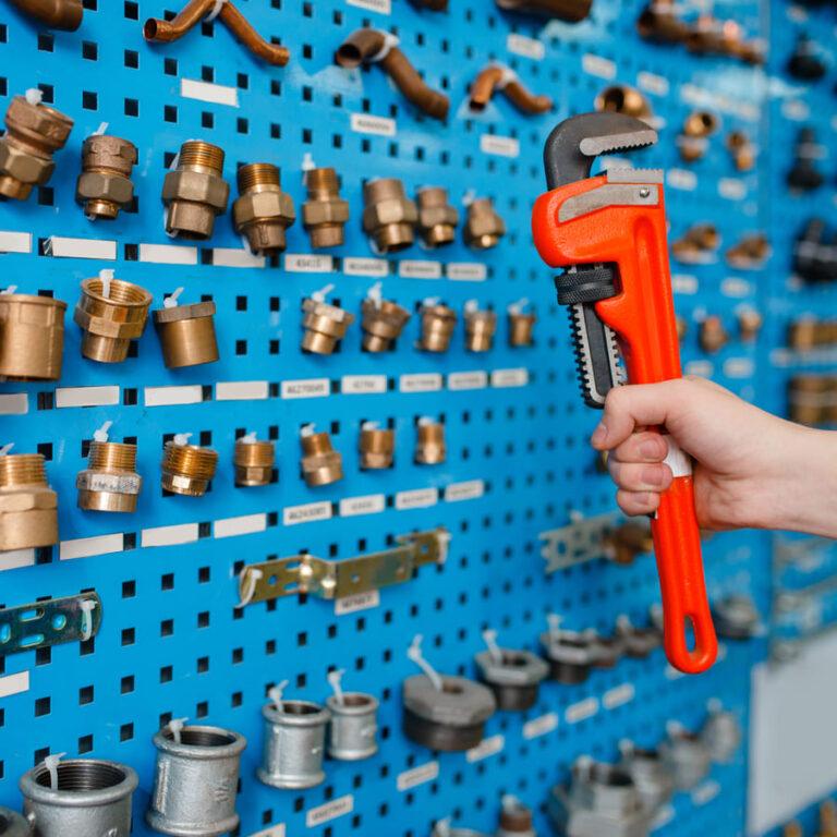 clé à molette plombier outils