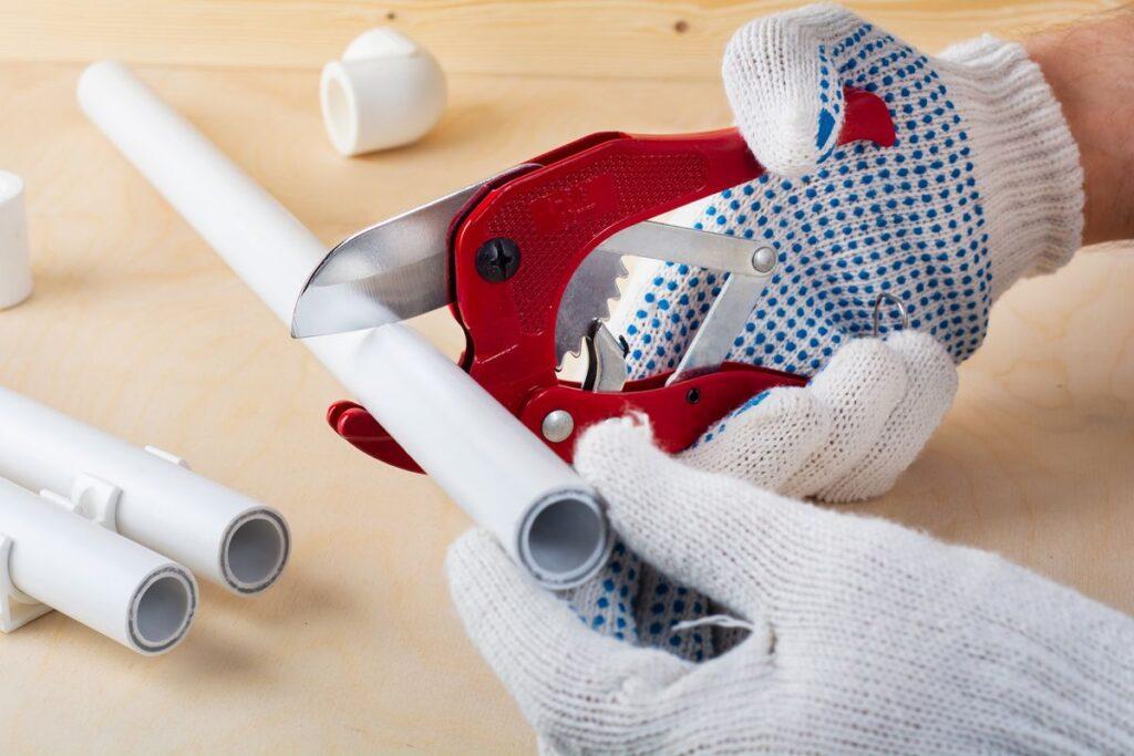 un homme entrain de couper une tube