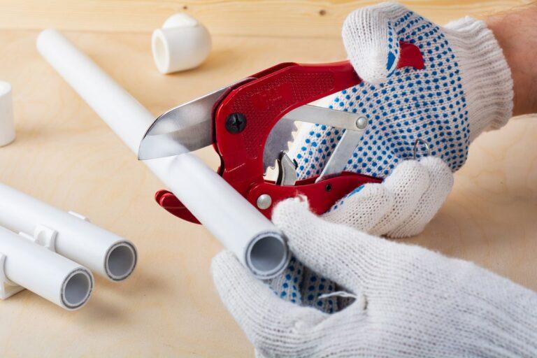 un homme entrain de couper une tube