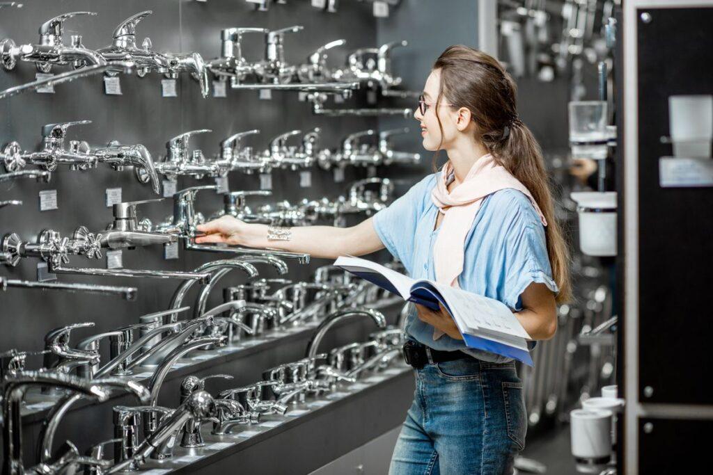 cliente choisissant un robinet dans un magasin de plomberie